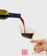 切忌酒后洗澡，九招教你喝酒不傷身——以青島藍莓酒為例